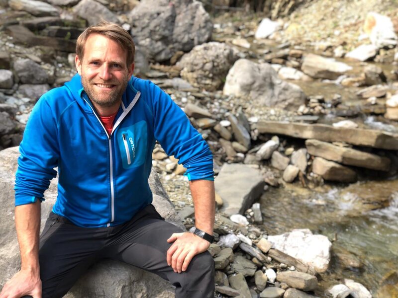 Wildniscoach Tobi weiß, was man zum Überleben braucht. – Bild: hr/​E+U TV Film- und Fernsehp … /​ KiKA