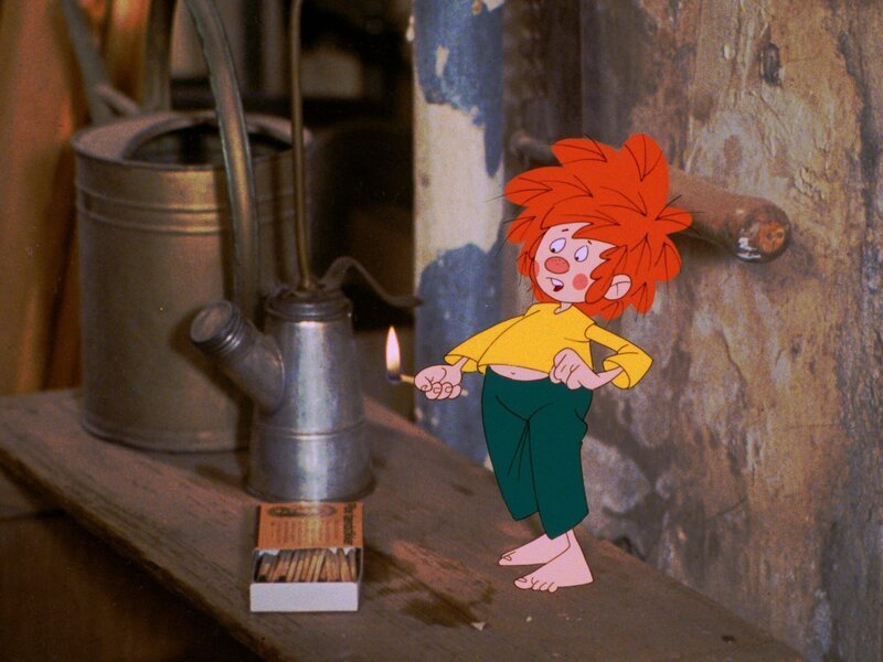 Pumuckl bedrängt Meister Eder, dass er ihm Streichhölzer zum Spielen gibt, denn er ist ganz begeistert vom Feuer. Meister Eder erklärt dem Kobold, daß Zündeleien gefährlich sind – die ganze Werkstatt könnte abbrennen. – Bild: BR/​Infafilm GmbH/​Original-Entwurf „Pumuckl“-Figur: Barbara von Johnson