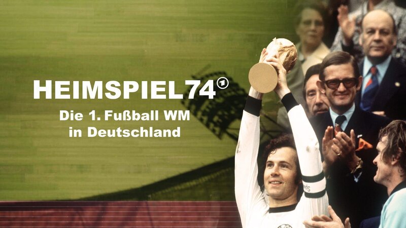 Key Visual Einzelstück mit Typo zu „Heimspiel 74 – Die erste Fußball WM“. In der Dokumentation von Christoph Nahr erinnern sich Weltmeister von damals zurück an ein Turnier, welches vor allem für die Bayern im Team nur ein ultimatives Ziel kannte – das Finale in München: „WM 74, WM in München, Heimatstadt und dann nicht dabei sein? Das gab’s nicht“, erinnert sich Uli Hoeneß. Und er sollte Recht behalten. Die Mannschaft um Kapitän Franz Beckenbauer holte den Titel, der für Sepp Maier für immer „das Höchste bleibt, was man erreichen kann.“ – Bild: Hartmut Reeh, Montage: Thomas Murmann /​ picture-alliance, dpa /​ picture-alliance/​dpa/​Hartmut Reeh/​Montage: Thomas Murmann