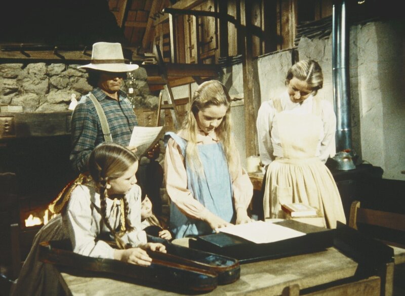 Laura (Melissa Gilbert, l.), Charles (Michael Landon, 2.v.l.), Mary (Melissa Sue Anderson, M.) und Caroline (Karen Grassle) bestaunen ein Musikinstrument. – Bild: Worldvision Lizenzbild frei
