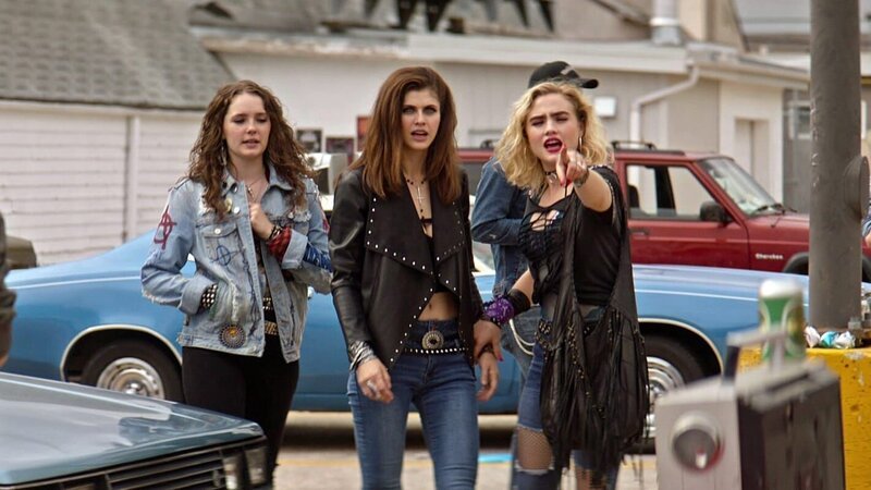 Die Freundinnen Bev (Amy Forsyth, li.), Alexis (Alexandra Daddario, Mi.) und Val (Maddie Hasson, re.), und Alexis (Alexandra Daddario, re.) besuchen ein Heavy-Metal-Konzert. – Bild: We Summon The Darkness