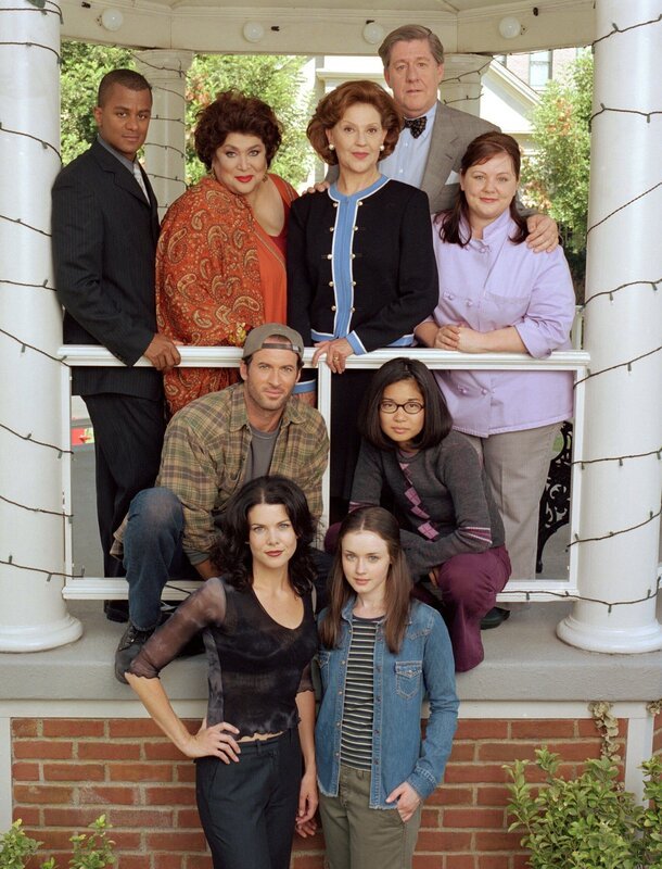 (6. Staffel) – Ganz Stars Hollow (Im Uhrzeigersinn: Yanic Truesdale, Liz Torres, Kelly Bishop, Edward Herrmann, Melissa McCarthy, Keiko Agena, Scott Patterson) nimmt Anteil am Leben von der alleinerziehenden Mutter Lorelai (Lauren Graham, vorne l.) und ihrer Tochter Rory (Alexis Bledel, vorne r.) … – Bild: Warner Bros.