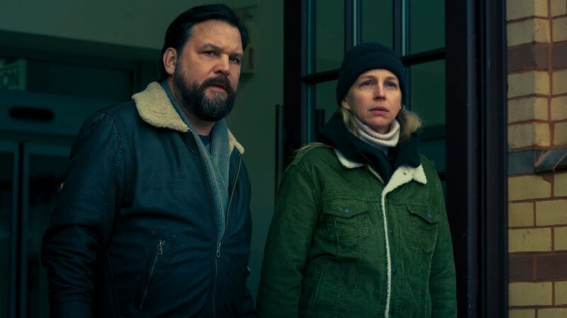 Lona Mendt (Petra Schmidt-Schaller) und Elling (Sascha Geršak) gibt der Fall weiter Rätsel auf. – Bild: NDR/​Oliver Feist/​Claire Jahn