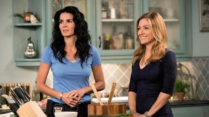 Jane Rizzoli (Angie Harmon, l.) und Maura Isles (Sasha Alexander) ermitteln in einem Mordfall, der ganz Boston erschüttert. Als wäre das nicht genug, steht nun auch noch Janes Privatleben auf dem Kopf. – Bild: PLURIMEDIA (Warner Bros)