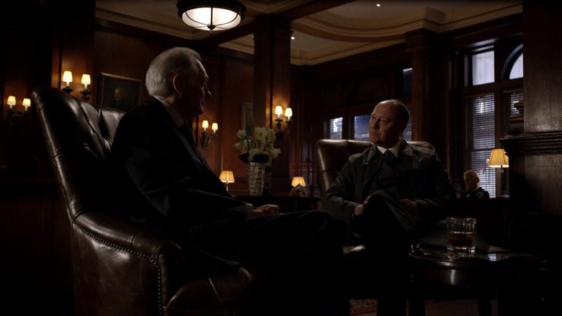Alan Fitch (Alan Alda, l.) und Raymond ‚Red‘ Reddington (James Spader, r.) – Bild: AXN Black