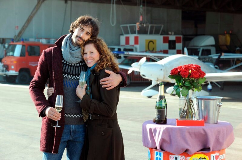Annalena und Tobias sind bereit in ihr Glück zu starten. Von links: Tobias (Valentin Schreyer) und Annalena Brunner (Heidrun Gärtner). – Bild: BR/​Marco Orlando Pichler