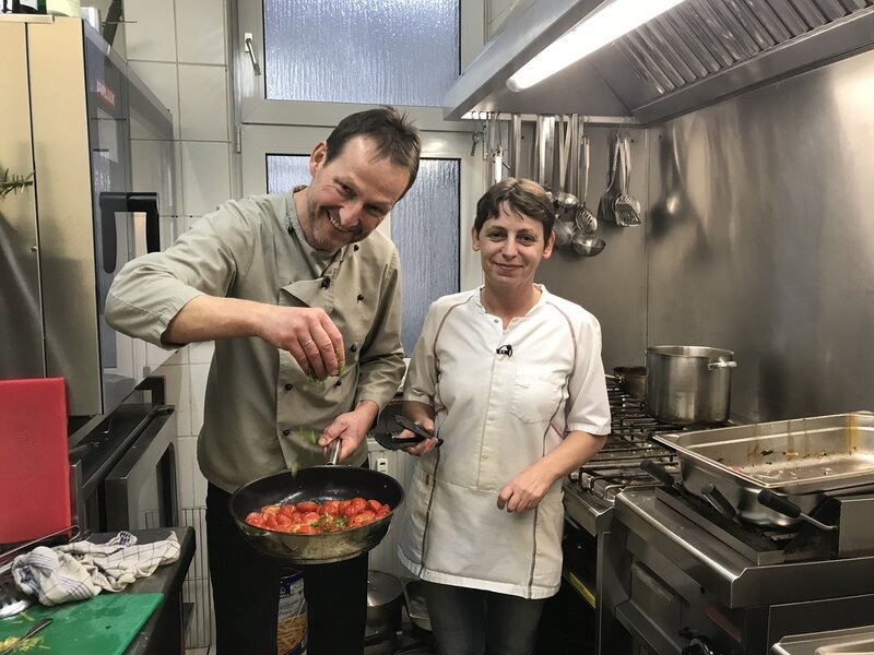 In der Küche von „Benders Gasthaus“ haben Jürgen Bender (l.) und Köchin Melanie (r.) das Sagen … Nehmen sie die Hife von Starkoch Frank Rosin an und können seine Tipps umsetzen? – Bild: Kabel Eins