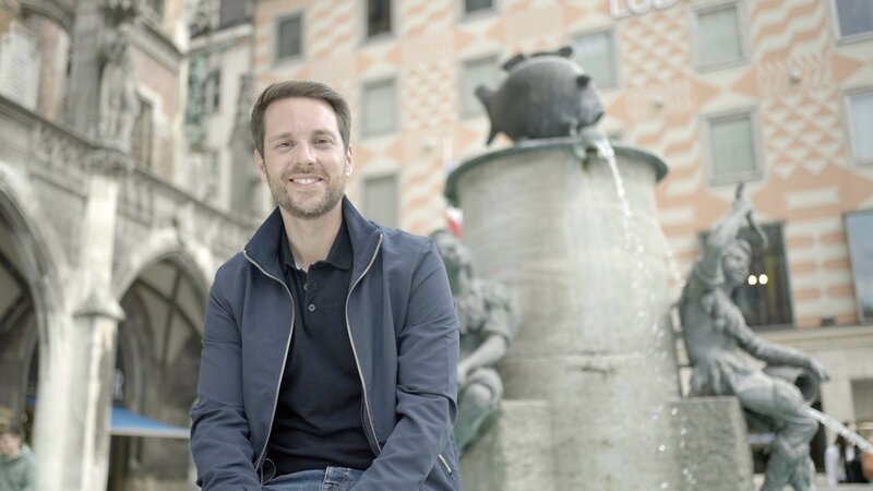 Mirko Drotschmann am Fischbrunnen – Bild: ZDF und Julian Adolph./​Julian Adolph