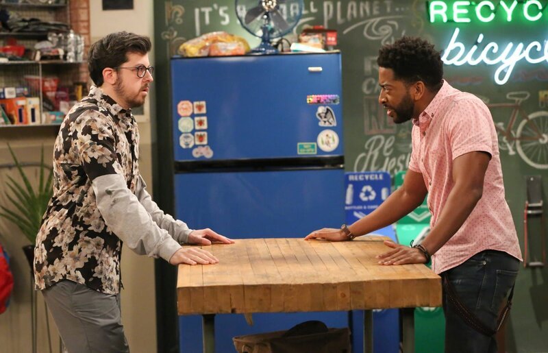 Clark (Christopher Mintz-Plasse, l.); Mason (Shaun J. Brown, r.) – Bild: 2016 CBS Broadcasting, Inc. All Rights Reserved. /​ Michael Yarish Lizenzbild frei