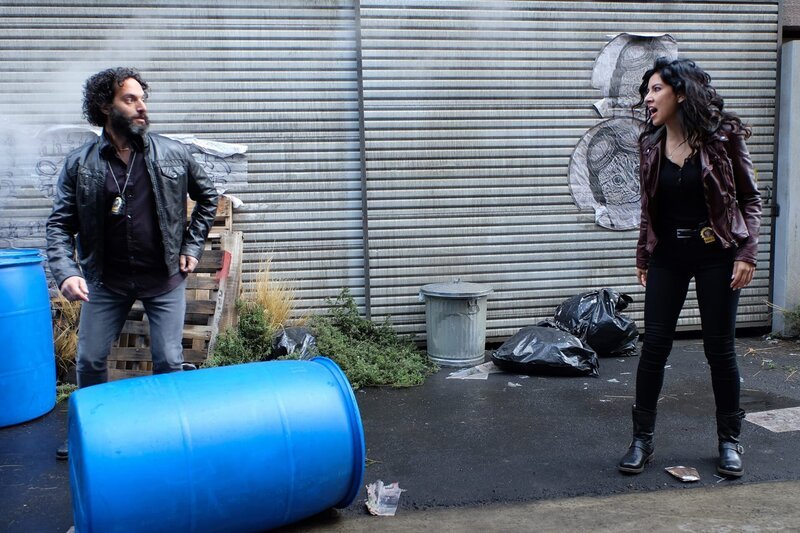 Jason Mantzoukas (Adrian Pimento), Stephanie Beatriz (Rosa Diaz). – Bild: UNIVERSAL TELEVISION LLC