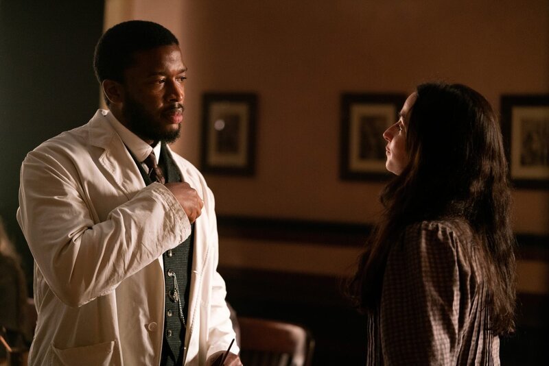 l-r: Dr. Horatio Cousens (Zackary Momoh), Amalia True (Laura Donnelly) – Bild: Home Box Office, Inc.