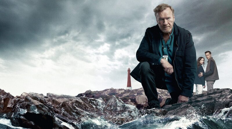 Keyvisual „Kommissar Wisting“ Staffel 3 – Kommissar William Wisting (Sven Nordin, vorne) ermittelt im Fall eines entführten Jungen. Im Hintergrund die Eltern Mai und Andrew Greenwood (Andrea Bræin Hovig, Rupert Evans) – Bild: ARD Degeto Film/​Viaplay Group