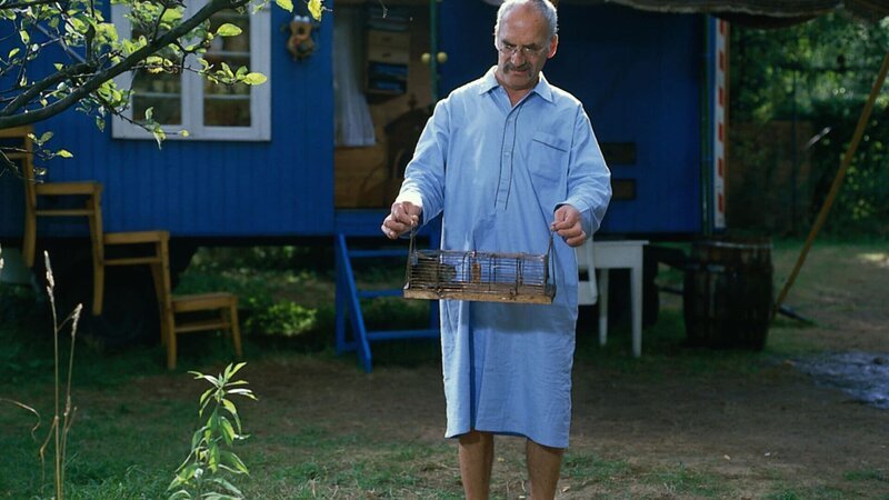 Mit einer Lebendfall fängt Peter (Peter Lustig) eine Ratte in seinem Bauwagen – kann die nicht woanders leben? – Bild: ZDF und studio tv