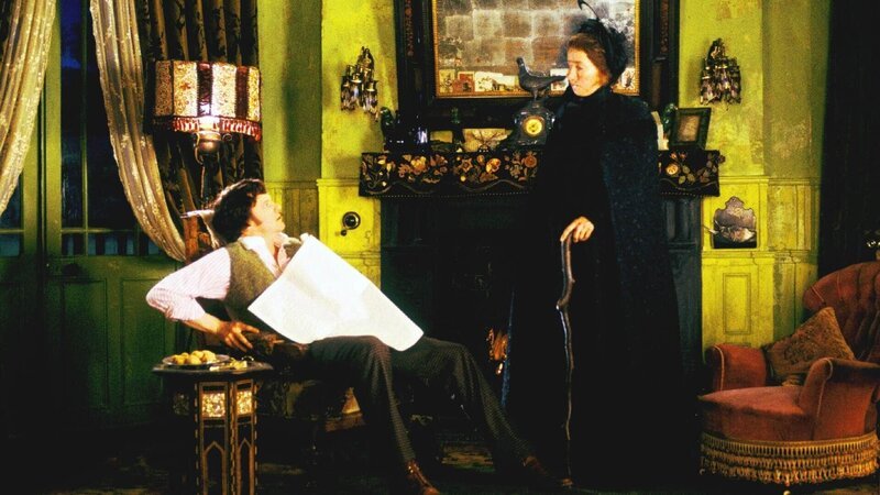 Eines Abends taucht das mysteriöse und sonderbar aussehende Kindermädchen Nanny McPhee (Emma Thompson) bei Cedric Brown (Colin Firth) auf. Der Witwer ahnt noch nicht, dass diese über magische Kräfte verfügt … – Bild: MG RTL D /​ Universal Pictures