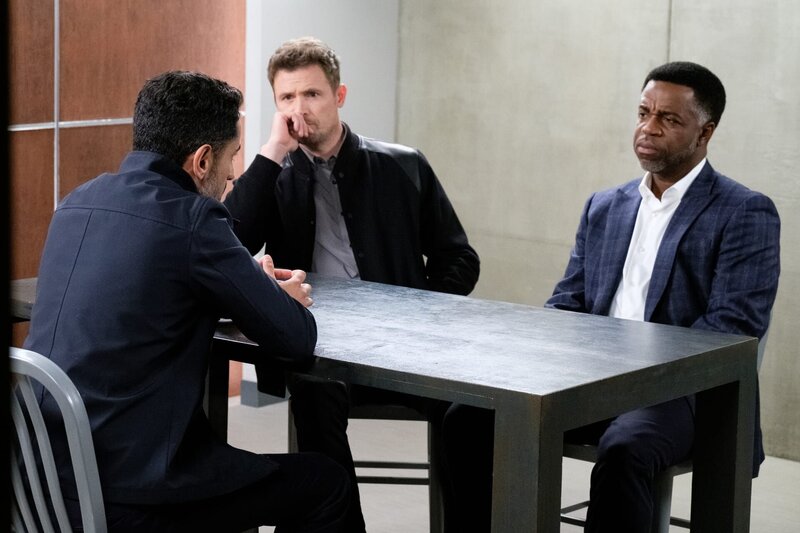 L-R: David Aziz (ALI MOMEN) wird befragt von Charlie (JOHN REARDON) und Su perintendent Joseph Donovan (KEVIN HANCHARD) – Bild: D.CARBERRY /​ DERMOT CARBERRY 2021