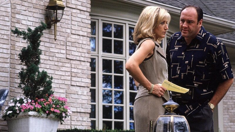 L-R: Carmela Soprano (Edie Falco) und Tony Soprano (James Gandolfini) – Bild: Sky Channel