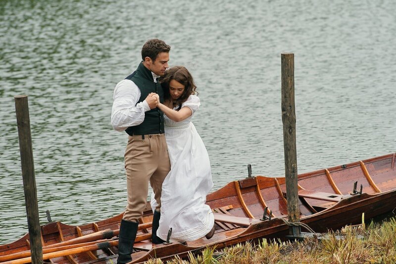Sidney Parker (Theo James, li.), Charlotte Heywood (Rose Williams) – Bild: Simon Ridgway /​ RED PLANET PICTURES