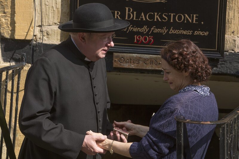 Father Brown (Mark Williams) versucht Ruth Moore (Pooky Quesnel), die Mutter des verunglückten Alexander, zu trösten. Er verspricht ihr, Klarheit in den Fall zu bringen. – Bild: ZDF und Gary Moyes