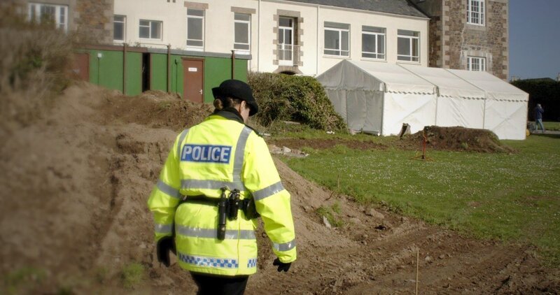 Ein Kinderheim wird zum Zentrum des Missbrauchsskandals. Nach Jahrzehnten der Vertuschung untersucht ein Sonderkommando das Areal rund um die Gebäude. – Bild: Picture Alliance