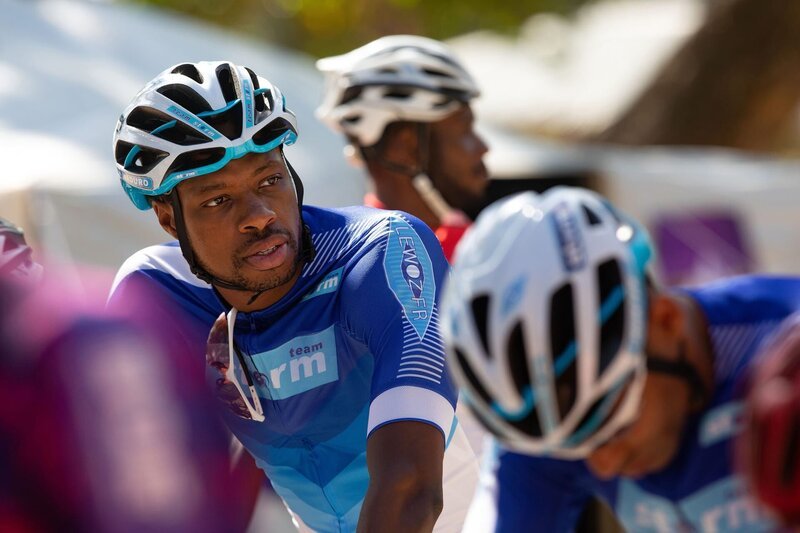 Der Teamkollege von Anton Maduro (Osi Oskereafor) erleidet einen tödlichen Fahrradunfall, welcher sich später als Mord entpuppt. – Bild: ZDF und Denis Guyenon