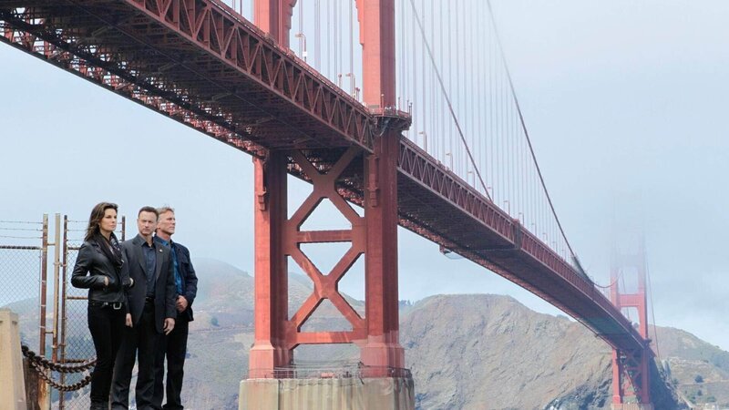 Tatort Golden Gate Bridge in San Francisco: Wird FBI-Agent Cade Conover (Peter Horton, r.), Detective Mac Taylor (Gary Sinise) und Jo (Sela Ward) das 15-jährige Mädchen rechtzeitig finden? – Bild: RTL /​ CBS