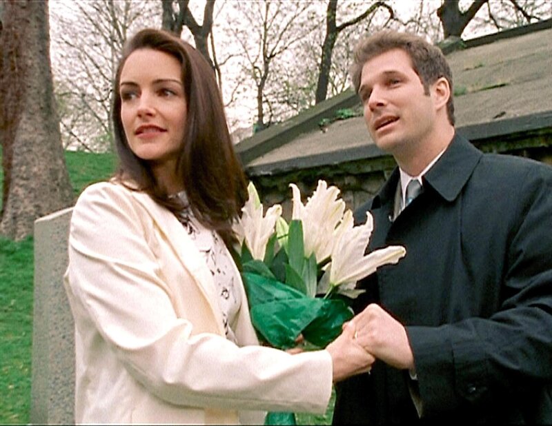 Im Bild: Charlotte (Kristin Davis) hat auf dem Friedhof einen Mann kennengelernt. – Bild: ORF