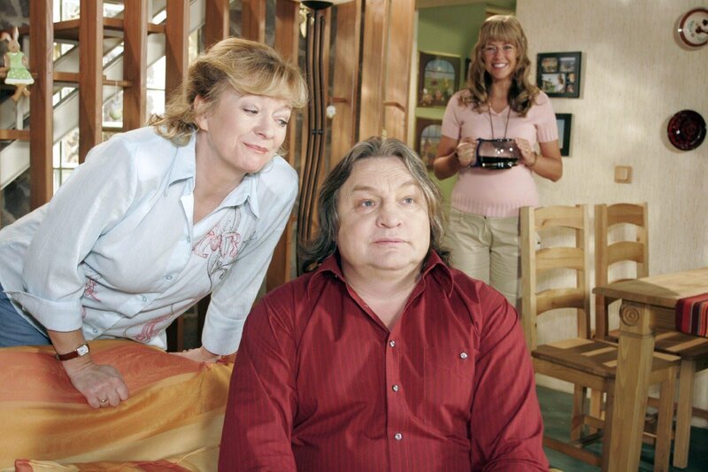 Bernd (Volker Herold, M.) wird von Helga (Ulrike Mai, l.) sanft auf Lisas (Alexandra Neldel, r.) Besuch vorbereitet … – Bild: SAT.1 /​ Noreen Flynn