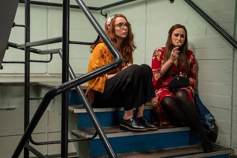 Villanelle (Jodie Comer, l.) nutzt ihre Chance und verwickelt Gemma (Emma Pierson, r.) in ein Gespräch. Sie macht auf Gemma einen netten Eindruck. Doch Villanelle hat einen perfiden Plan. – Bild: Gareth Gatrell