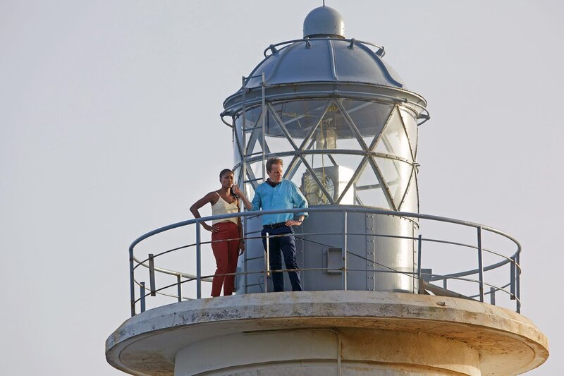 DS Madeleine Dumas (Aude Legastelois) und DI Jack Mooney (Ardal O’Hanlon) erfahren von einem tödlichen Sturz, der sich auf dem Leuchtturm ereignete. – Bild: ZDF