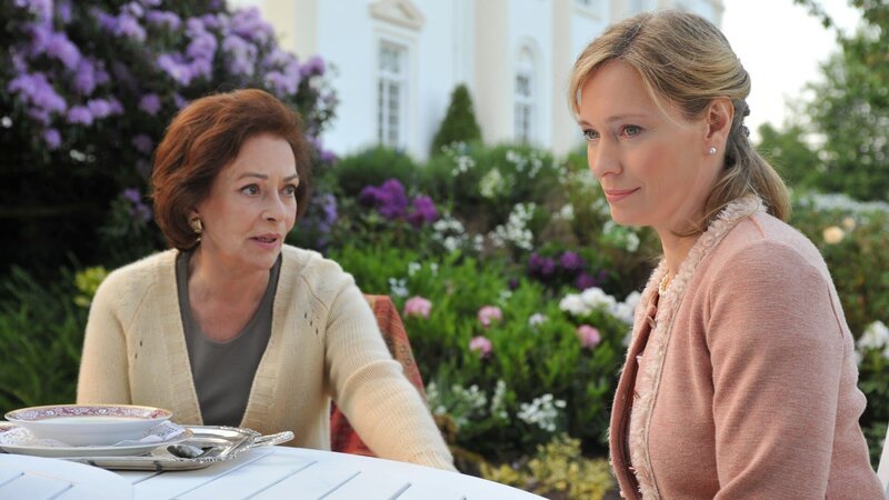 Lady Nicole (Katja Weitzenböck, re.) sucht Rat bei ihrer Schwiegermutter Lady Claire (Karin Dor, li.). – Bild: port.hu