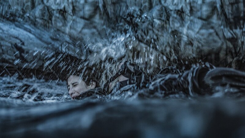 Tuva (Madeleine Martin) weiß in der Regel mit bedrohlichen Situationen über und vor allem unter Wasser umzugehen. – Bild: Josef Persson