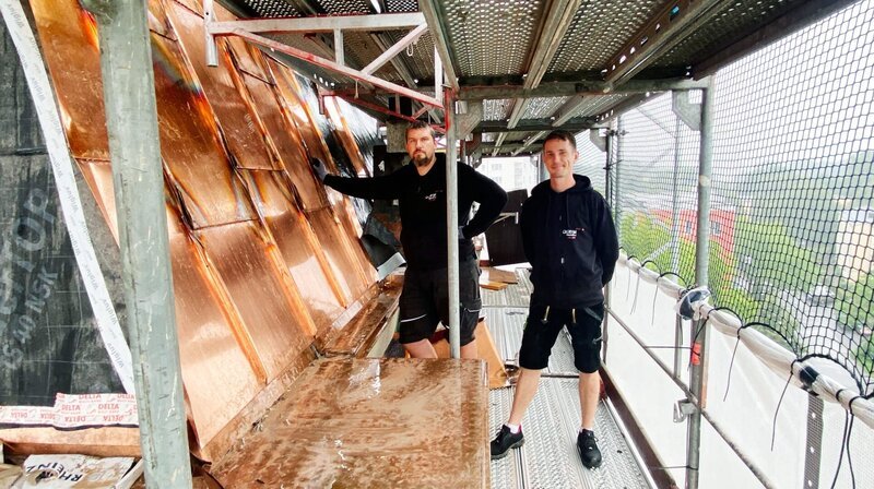 Meister Mario Zunk und sein Geselle kleiden den Turm der Thomaskirche neu ein. – Bild: NDR/Katrin Spranger Meister Mario Zunk und sein Geselle kleiden den Turm der Thomaskirche neu ein. – Bild: NDR/Katrin Spranger