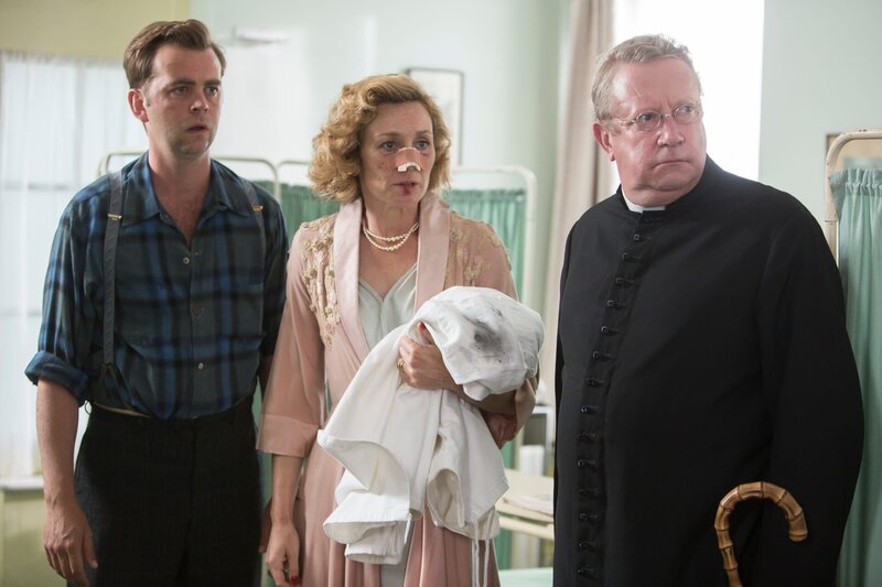 Sid Carter (Alex Price, l.), Lady Felicia (Nancy Carroll, M.) und Father Brown (Mark Williams, r.) kommen der Spur immer näher. – Bild: ZDF