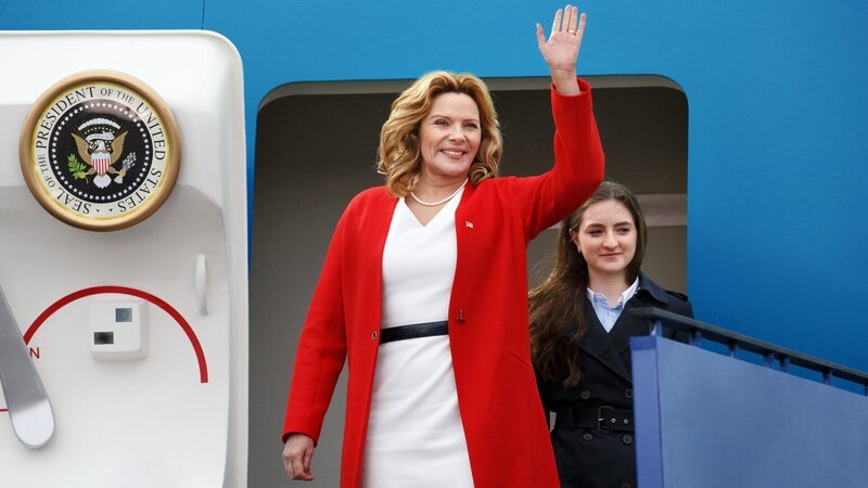 US-Präsidentin Helen Tyler (Kim Cattrall, l.) landet zu ihrem ersten Staatsbesuch in Stockholm. Mit an Bord der Air Force One ist ihre Tochter Zoe (Emilia Poma, r.). Zoe ahnt nicht, dass ihre Mutter noch am selben Abend spurlos verschwinden wird. – Bild: Miso Film
