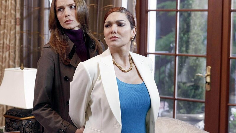 Det. Serena Stevens (Saffron Burrows, l.) nimmt die Frau des Senators, Marta Caldera (Laura Harring), fest. – Bild: MG RTL D /​ NBC Universal