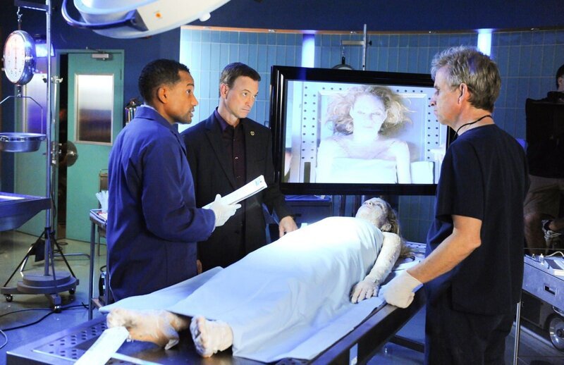 Sheldon Hawkes (Hill Harper, l.), Det. Mac Taylor (Gary Sinise, 2.v.l.) und Dr. Sid Hammerback (Robert Joy) identifizieren die Tote als die 26-jährige Ashley Braden (Madeleine Hamer) … – Bild: VOX