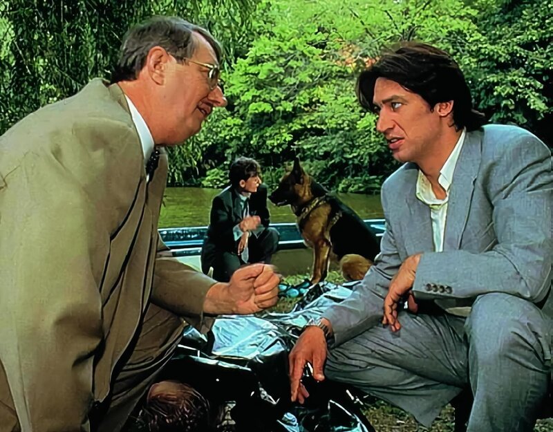 Gerichtsmediziner Dr. Graf (Gerhard Zemann, l.) und Kommissar Moser (Tobias Moretti, r.) versuchen bisher vergebens, eine schlüssige Theorie über den Mordhergang zu entwickeln. Christian Böck (Heinz Weixelbraun, hinten l.) beschäftigt sich währenddessen mit Rex … – Bild: ORF Gerichtsmediziner Dr. Graf (Gerhard Zemann, l.) und Kommissar Moser (Tobias Moretti, r.) versuchen bisher vergebens, eine schlüssige Theorie über den Mordhergang zu entwickeln. Christian Böck (Heinz Weixelbraun, hinten l.) beschäftigt sich währenddessen mit Rex … – Bild: ORF