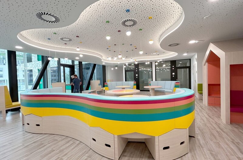 Farbe und Licht: Eingangsbereich der neuen Kinder- und Jugendklinik Freiburg – Bild: SWR/​Verena Knümann