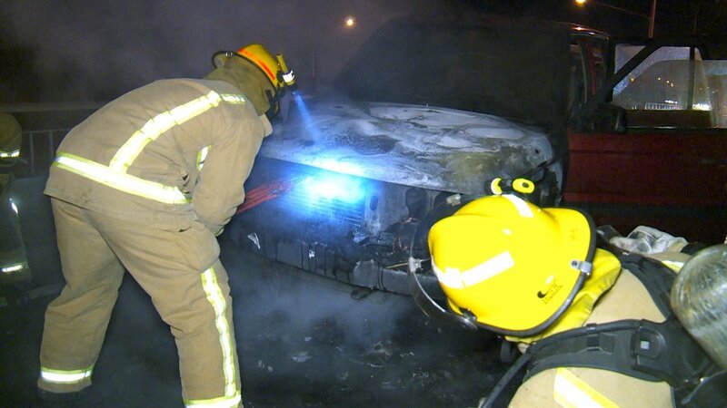 Tonight on MOTORWAY PATROL, there are dramatic scenes as a car catches fire, a Kiwi stag night ditches the Aussie brother-in-law to be and a car crash leads to some unusual behaviour on the side of the motorway. – Bild: Greenstone Lizenzbild frei