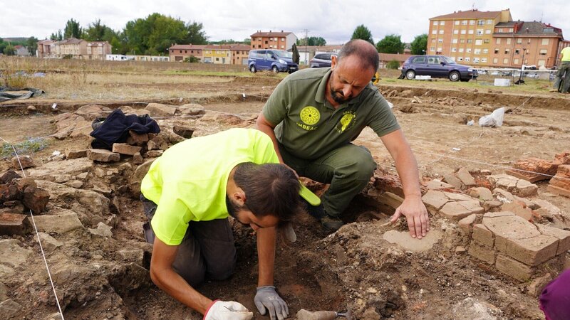 Professor Jesus Torres-Martinez (l.) – Bild: RTL /​ Barcroft Studios, a division of Future Publishing Ltd