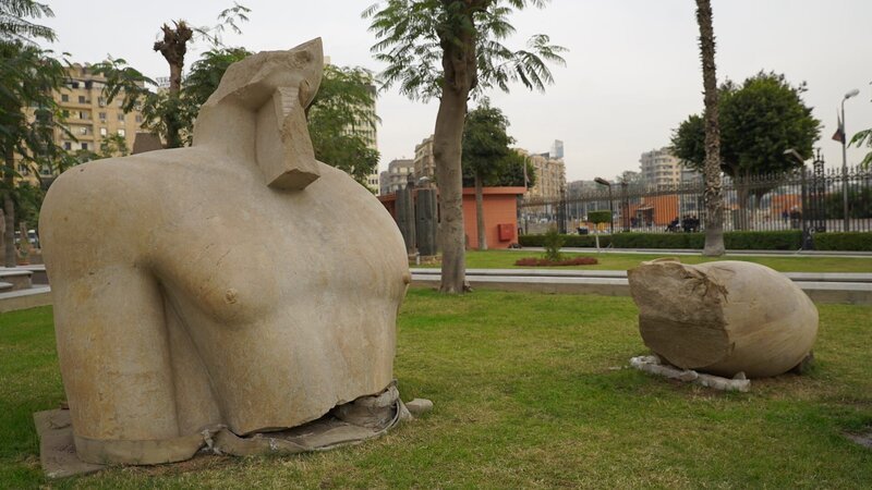 Die Nachricht vom Fund dieser seit Jahrtausenden bei Kairo vergrabenen Kolossalstatue eines ägyptischen Pharaos verbreitet sich wie ein Lauffeuer in der Welt der Archäologen. – Bild: Blink Films