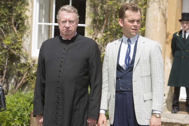 Father Brown (Mark Williams, l.) und Sid Carter (Alex Price, r.) stehen vor einem Rätsel. Sie können sich die schrecklichen Ereignisse der vergangenen Tage nicht erklären. – Bild: ZDF und Gary Moyes