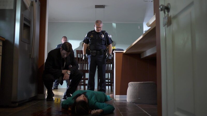 Zwei junge Mütter werden in einem Haus in der Vorstadt ermordet. Der Fall stellt die Polizei vor einige Rätsel, bis Lt. Joe Kenda (Carl Marino, l.) ein explosives Geheimnis der beiden Frauen lüftet … – Bild: Jupiter Entertainment