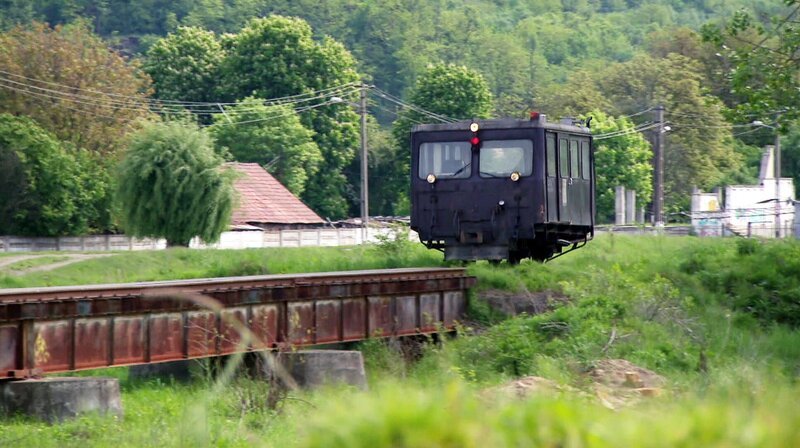 Georg Hocevar fährt mit einer alten Draisine im Bahnhof Brad ein. – Bild: P. Mürb