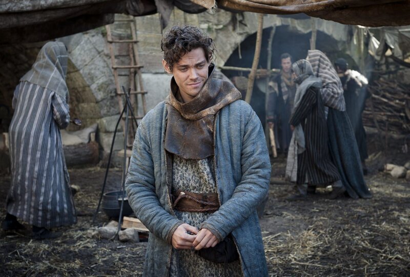 Der junge Rob Cole (Tom Payne) fasst einen verwegenen Plan. – Bild: rbb/​ARD Degeto/​UFA Cinema