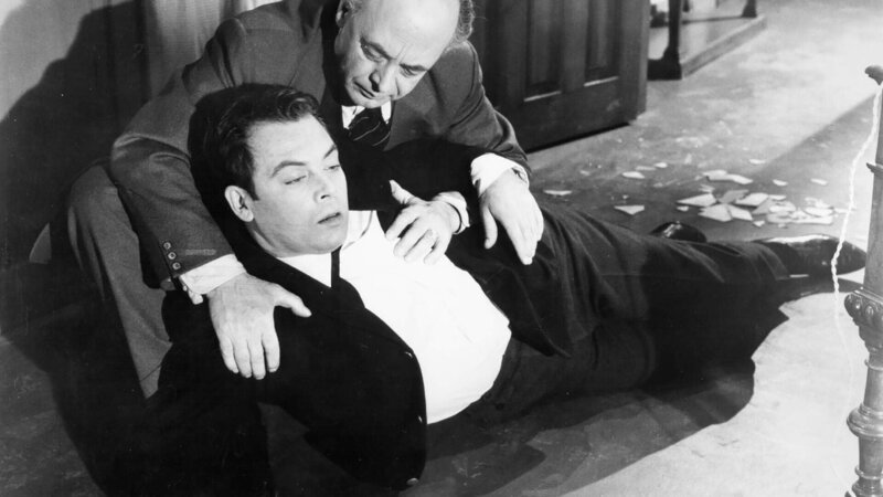 Inspektor Parr (Karl-Georg Saebisch), Derrick Yale (Klausjürgen Wussow, vorne)  Die Verwendung des sendungsbezogenen Materials ist nur mit dem Hinweis und Verlinkung auf RTL+ gestattet. – Bild: Tobis Film