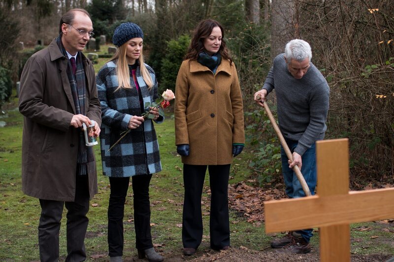 Brauner (Martin Brambach, l.), Alwa Sörensen (Lisa Werlinder 2.v.l.), Matthias Hamm (Ralph Herforth, r.) und Jana Winter (Natalia Wörner, 2.v.r.) stehen an Nicoles Grab. – Bild: Manju Sawhney