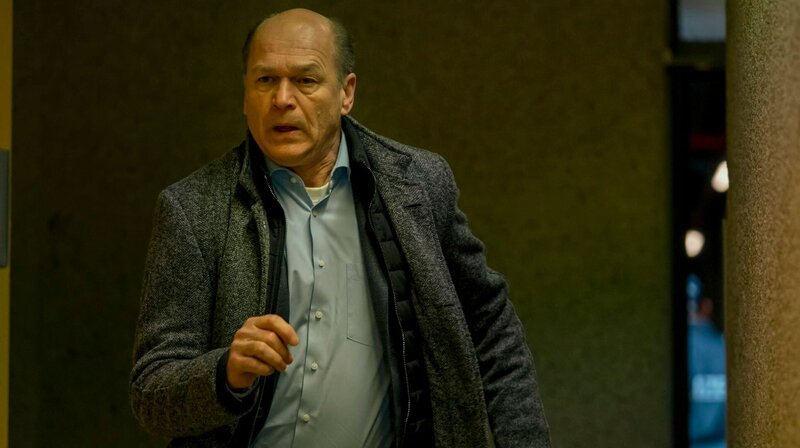 Schockierende Nachrichten für Kripo-Chef Baak (Horst Günter Marx). – Bild: NDR/​Oliver Feist/​Claire Jahn