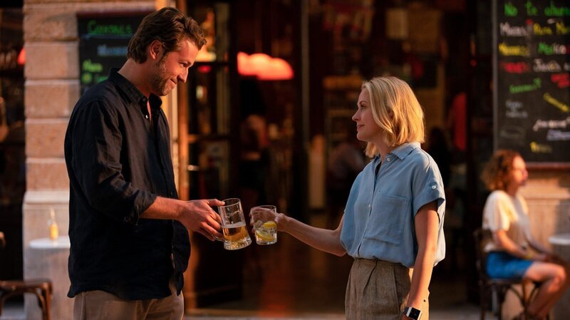 Max (Julian Looman) und Miranda (Elen Rhys) sind inzwischen gute Freunde geworden. – Bild: Giacomo Neri
