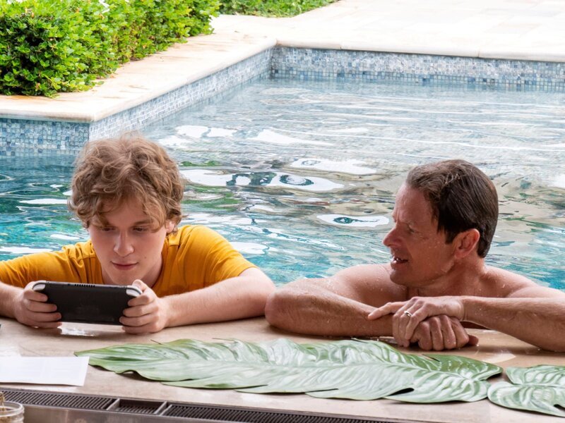 l-r: Quinn Mossbacher (Fred Hechinger), Mark Mossbacher (Steve Zahn) – Bild: Home Box Office, Inc.